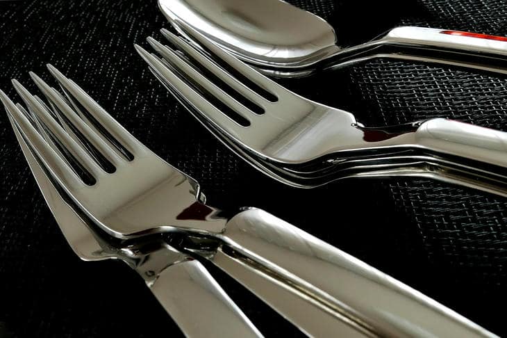 Čo sa stane, keď budete jesť jednou ľavou rukou: ako zmena rúk pri stole všetko zmení