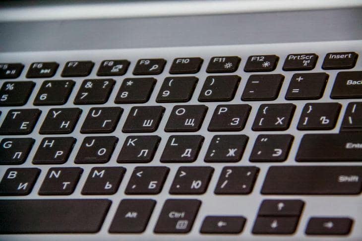 Prečo nároční používatelia čistia klávesnice lepiacou páskou namiesto stlačeného vzduchu: tajomstvo bodového čistenia