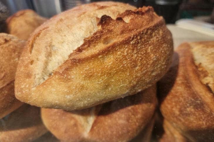 Čo sa stane, ak starý chlieb pokvapkáte vodou a pošlete ho do rúry: chlieb sa trochu vzkriesi.