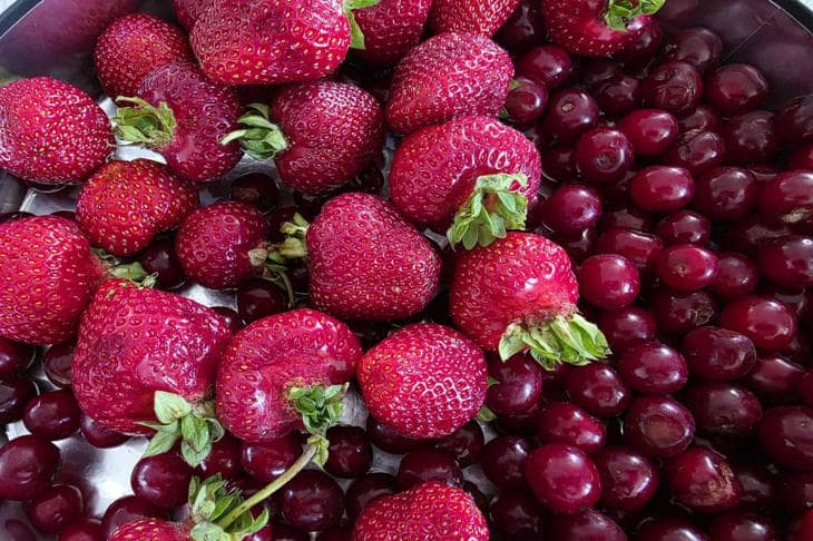 Prečo mrazené bobule v mede vydržia dlhšie ako džem: prírodná konzervačná látka, na ktorú všetci zabudli