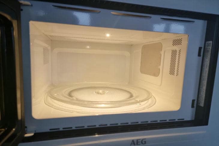 Prečo sa mikrovlnná rúra čistí bez zapnutia: citrónová para proti zatuchnutému tuku